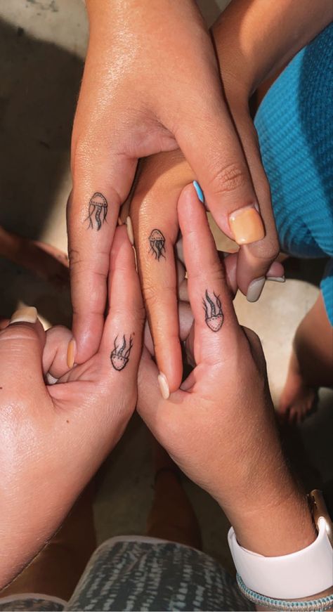 Tattoos For College Friends, Beach Hand Tattoos For Women, Matching Dainty Best Friend Tattoos, Jellyfish Finger Tattoo, Ocean Finger Tattoos For Women, Matching Tattoos Jellyfish, Vacation Matching Tattoos, Finger Tattoos Ocean, Small Summer Tattoo Ideas