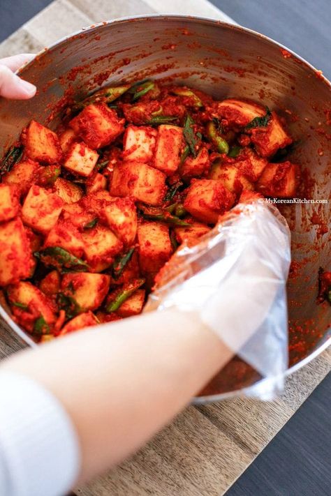 Korean Radish, My Korean Kitchen, Koreansk Mad, Radish Kimchi, Korean Kimchi, Korean Kitchen, Korean Side Dishes, Vegan Fish, Kimchi Recipe