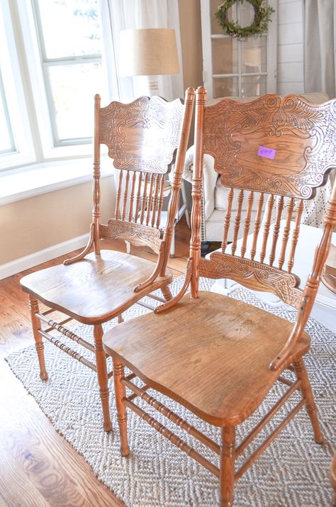 Spray Paint Dining Table, Chalk Paint Farmhouse Table, Chalk Paint Chairs Wood, Pressed Back Chairs Makeover, Pressback Chair Makeover, How To Paint Dining Room Chairs, Chalk Painted Dining Table And Chairs, Painting Wood Chairs, Spray Paint Upholstery