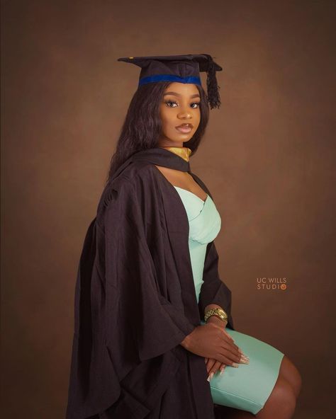 Graduation Poses Cap And Gown, Convocation Photography, Graduation Outfits For Women, Cap And Gown Pictures, College Graduation Photoshoot, College Graduation Pictures Poses, Graduation Look, Grad Outfits, Studio Photoshoot Ideas