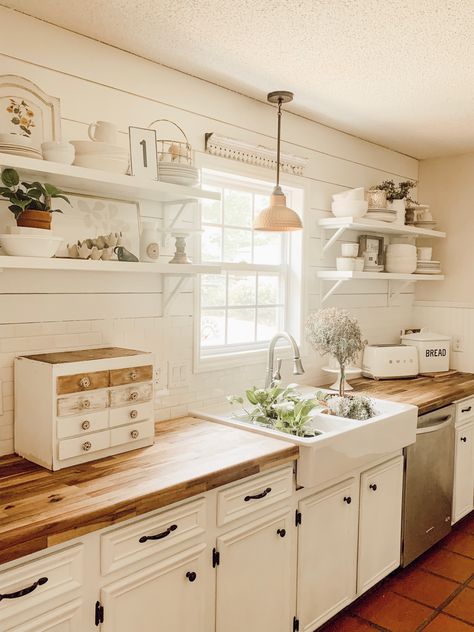 Farmhouse Kitchen Lighting, Farmhouse Kitchen Design, Farmhouse Kitchen Decor, Kitchen Style, Kitchen Styling, Rustic Kitchen, Country Kitchen, Diy Kitchen, Home Decor Kitchen