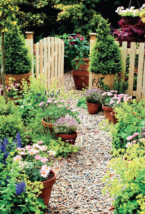 How to create a cottage garden: This laid-back garden style is colourful, charming, practical and a cinch to plant. Bonus: It’s easy on your wallet too! #cottagegarden #gardening Bed Cheap, Country Garden Decor, Cottage Garden Design, Garden Wallpaper, English Cottage Garden, Secret Gardens, Have Inspiration, The Secret Garden, Front Yard Garden