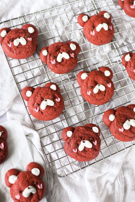 Cute, not too sweet, soft red velvet bear cookies decorated with melted chocolate. Perfect for red velvet lovers and holidays, especially during the winter or for Valentine's Day! Bear Shaped Cookies, Bear Cookies Decorated, Cookies Bites, Teddy Bear Chocolate, Easy Icing Recipe, Kawaii Cookies, Valentines Recipes Desserts, Valentines Snacks, Velvet Cookies