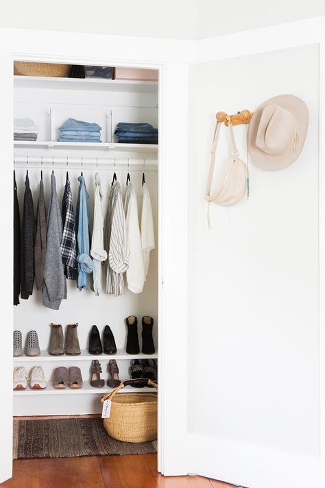 Need tips on mastering your small closet? These expert ideas will help! Closet Minimalista, Tiny Closet Organization, Minimalism Living, Tiny Closet, Reach In Closet, Minimalist Closet, Clothes Closet Organization, Open Closet, Small Closets