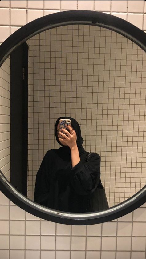 Ootd Poses, Muslim Style, Girls Mirror, Hijab Aesthetic, Mirror Selfie Poses, Hijabi Aesthetic, Muslimah Aesthetic, Insta Profile Pic, Islamic Girl