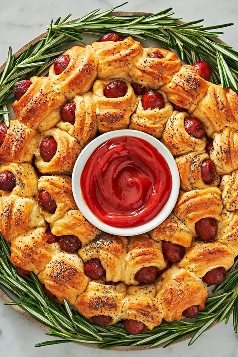 Crescent Roll Appetizers, Super Easy Appetizers, Christmas Food Ideas, Christmas Potluck, Holiday Party Appetizers, Christmas Recipes Appetizers, Christmas Lunch, Pigs In A Blanket, Christmas Brunch