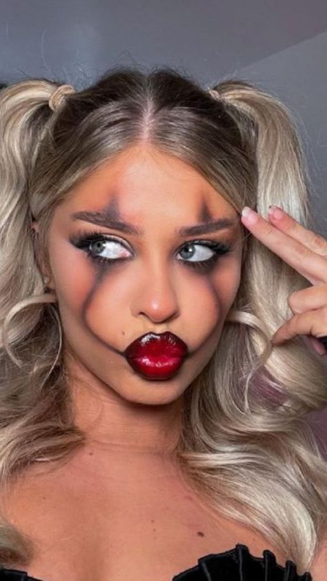 halloween make-up inspo Halloween Makeup For Blondes, Halloween Idea Make Up, Black Clown Halloween Costume, Scelotin Makeup Tutorial, Halloween Vampire Makeup Easy, Clown Costume Hair, Halloween Quick Costumes, Cute Makeup For Halloween, Easy Makeup Ideas Halloween