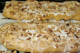 Almond Puff Pastry, Danish Puff, Almond Puff, Puff Pastry Recipes Dessert, Pastry Puff, Puff Dessert, Almond Coffee Cake, Puff Pastry Cream Puffs, Pastries Recipes Dessert