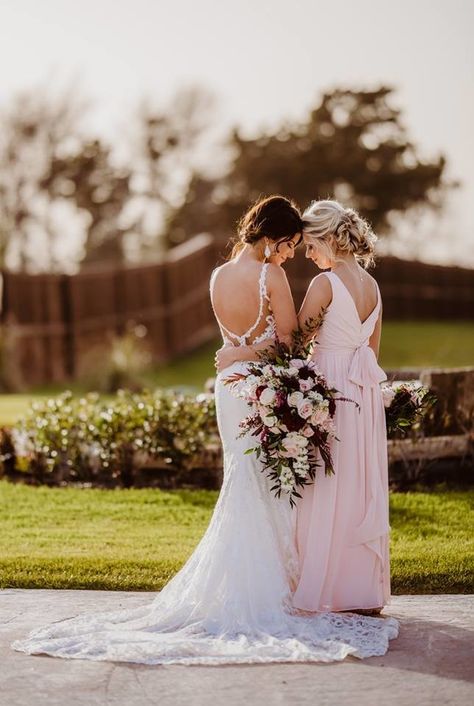 Wedding Photo Ideas Parents, Maid Of Honor Photo Ideas, Wedding Picture Ideas With Parents, Wedding Photo Ideas Family Group Shots, Bride Solo Poses, Wedding Rp, Sister Wedding Pictures, Wedding Photo List, Bridesmaid Poses