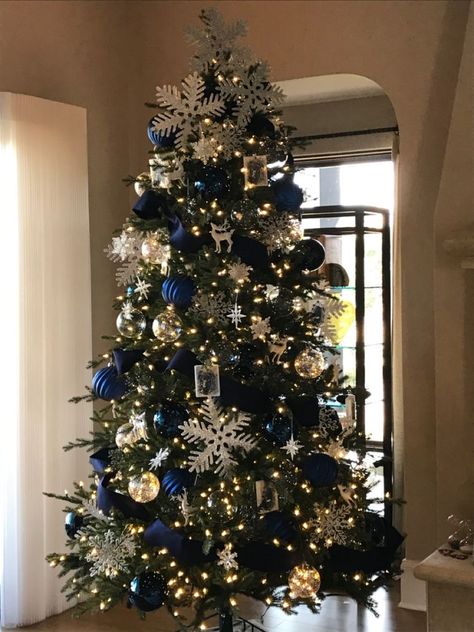 Christmas Tree Inspiration Blue And Silver, Chismas Ideas Tree, Navy Blue Tree Decorations, Navy Tree Decorations, Navy Gold And Silver Christmas Tree, Navy Xmas Decorations, White And Blue Ornaments Christmas Tree, Blue And Silver Ornaments Christmas Tree, Black White Blue Christmas Tree