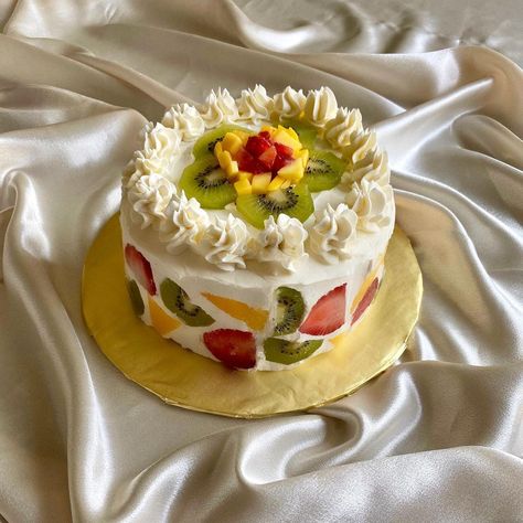 Kiwi Strawberry Cake, Strawberry Kiwi Cake, Vanilla Fruit Cake, Strawberry Mango Cake, Kiwi Cake Decoration, Fresh Fruit Cake Decoration, Japanese Fruit Cake, Mango Chocolate Cake, Vanilla Homemade