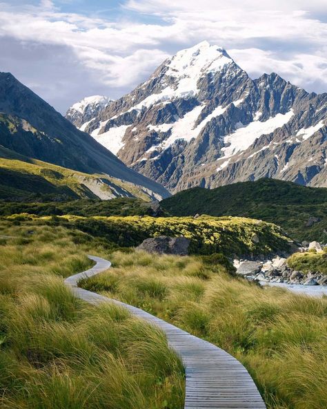 Condé Nast Traveller’s Instagram photo: “At the link in bio, scroll through unforgettable destinations and adventures to top everyone's wish list in our editors’ ultimate European…” Beautiful Mountain View, New Zealand Lakes, New Zealand Mountains, Nz Travel, Moving To New Zealand, New Zealand Landscape, Queenstown New Zealand, New Zealand Travel, Paradise On Earth