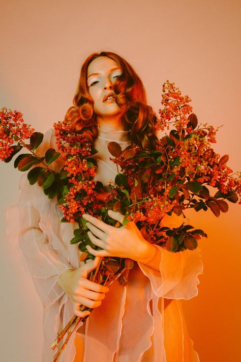 woman in white wedding dress holding bouquet of flowers photo – Free Image on Unsplash Flower Bouquet Drawing, Hands Holding Flowers, Holding Bouquet, Woman In White, Flowers Photo, White Wedding Dress, Holding Flowers, Human Poses, Cool Poses