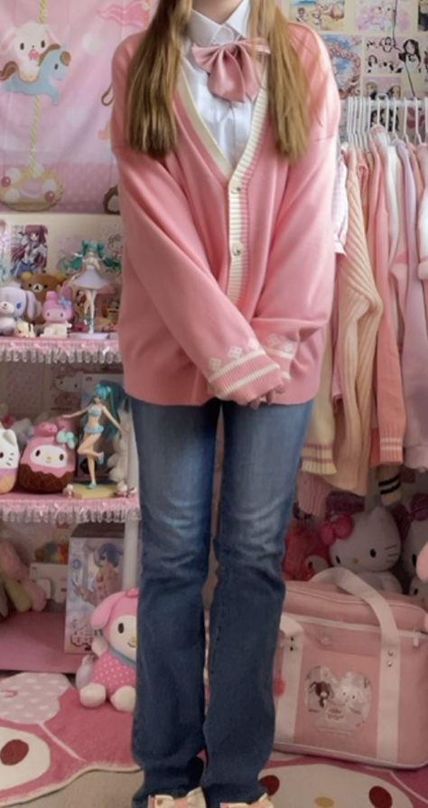 Kawaii Pink Winter Outfits, Cutecore Casual Outfit, Kawaii Outfit With Pants, Kawaii Jeans Outfit, Cute Core Outfit Pink, Hello Kitty Girl Outfit, Kawaiikei Fashion, Kawaiikei Outfits, Kawaii Outfits With Jeans