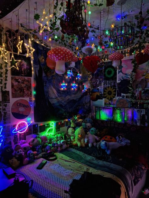 Rainbow Fairy Lights Bedroom, Beads Hanging From Ceiling, Trippy Aesthetic Bedroom Ideas, Fairy Style Bedroom, Scifi Bedroom Ideas, Shroom Room Aesthetic, Cool Maximalist Bedroom, Rainbow Aesthetic Bedroom, Clutter Room Decor