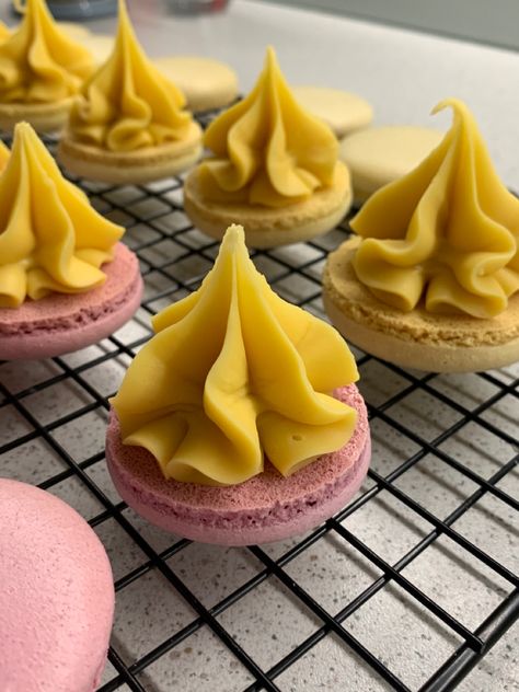 Mango Macarons, Easy Macaroons, Easy Macaroons Recipe, Cups Recipes, Mango Recipe, Macaroons Recipe, Dessert Cups Recipes, Macaroon Recipes, Dessert Cups