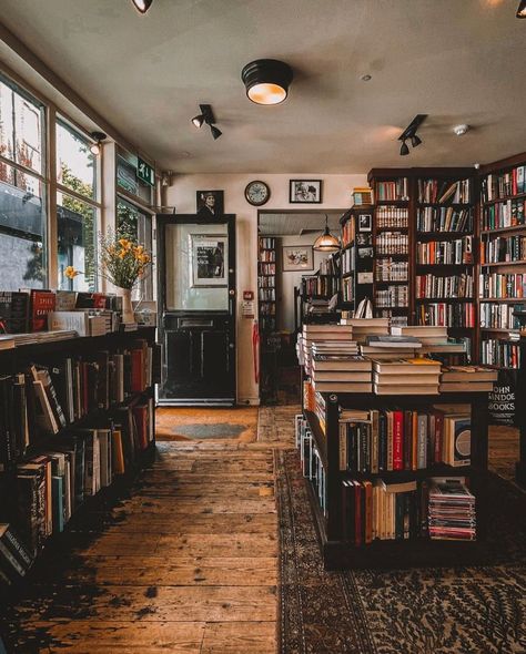 Dusty Books And Prints on Instagram: “John Sandoe Books📚📚📚 Independent bookshop since 1957, crammed with thousands of fiction, non-fiction and classic titles. #london #uk…” Library Aesthetic Dark Academia, Library Aesthetic Dark, Hidden Book Storage, Bookstore Inspiration, Bookshop Ideas, Design Bookshelf, Library Lighting, Bookshop Café, Library Space