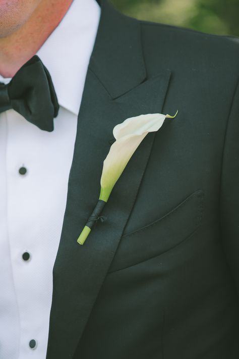 Bridal Bouquet And Boutonniere, Single Flower Boutonniere, Calla Lillies Bouquet Wedding, Calla Lilly Bouquets Wedding, Alcatraz Wedding Bouquet, Calla Lilly Boutineer Ideas, Cala Lily Bouquets, Lily Boutineer, Cala Lily Wedding Bouquet