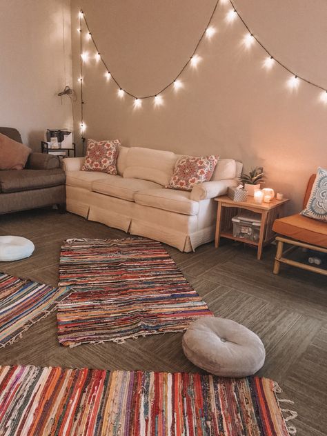 Youth Lounge Room Ideas, Worship Room Design, Community Room Ideas, College Ministry Room, Teen Sunday School Room Decor, Youth Group Decorating Ideas, Church Youth Group Room Design, Church Teen Room Ideas, Adult Sunday School Room Ideas