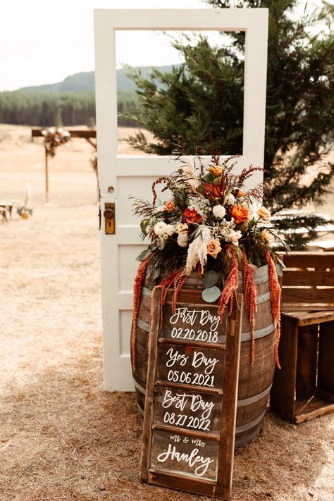 Outside Fall Country Wedding, Rustic Country Wedding Reception Ideas, Farmhouse Theme Wedding, Simple Fall Country Wedding Ideas, Rustic Wedding Decor Orange, Western Greenery Wedding, Shutters Wedding Decor, Terracotta Wedding Diy, Wedding Arbor Indoor