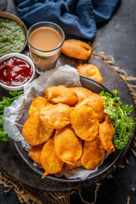 Aloo Pakora, Pakora Recipe, Iftar Party, Pakora Recipes, Potato Snacks, Sweet Potato Wedges, Tea Snacks, Indian Street Food, Evening Snacks