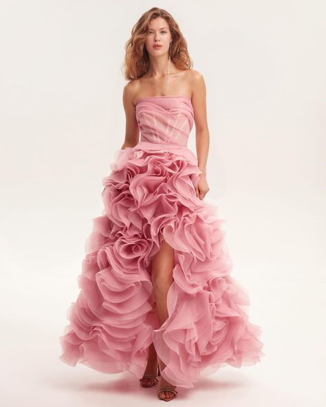 When the world needs fantasy, floral maxi in rose comes to the rescue 💕 So, let your imagination bloom and embrace the enchantment of rose organza flowers at amalthrea.com #amalthrea #amalthreadress Outfits Formal, Night Concert, Valentines Outfit, Prom Outfit, Outfits Stylish, Designer Gown, Classy Dresses, Dress Graduation, Rose Applique