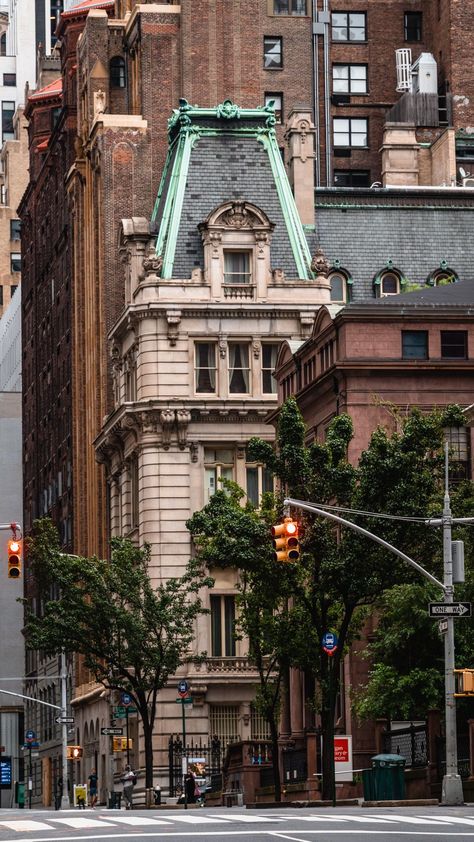 New York City Midtown, Old New York Buildings, New York Buildings Architecture, Nyc Iconic Places, New York City Architecture, New York House Manhattan, New York Manhattan Aesthetic, Wallpapers Buildings, Manhattan Brownstone