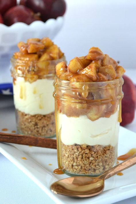 Cheesecake Cups Recipe, Cheesecake Parfait, Apple Pie Cheesecake, Trifle Dessert Recipes, Pumpkin Pie Ice Cream, Mason Jar Desserts, Dessert Cups Recipes, Cheesecake Parfaits, Mini Dessert Cups