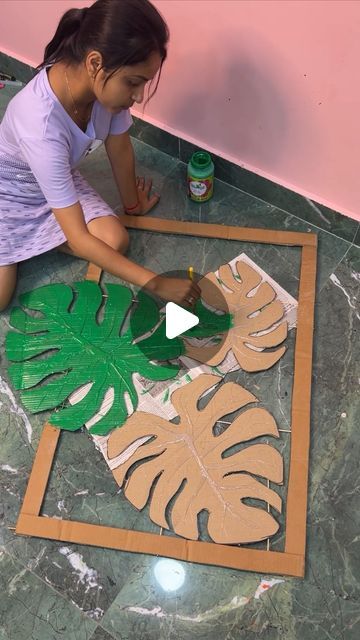 Cardboard Crafts Wall Decor, Pepar Craft Ideas Art, Carton Decoration Ideas, Diy House Art, Diy Cardboard Decorations, Handmade Wall Art Crafts, Cool Cardboard Crafts Diy, Diy Cardboard Crafts Decoration, Diy Leaf Wall