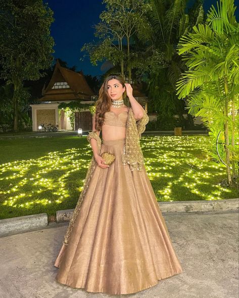 Lehenga Golden, Unique Lehenga Designs, Lehenga Simple, Indian Gold Jewellery, Golden Lehenga, Golden Barbie, Indian Gold Jewelry, Open Hair, Indian Bridesmaid Dresses