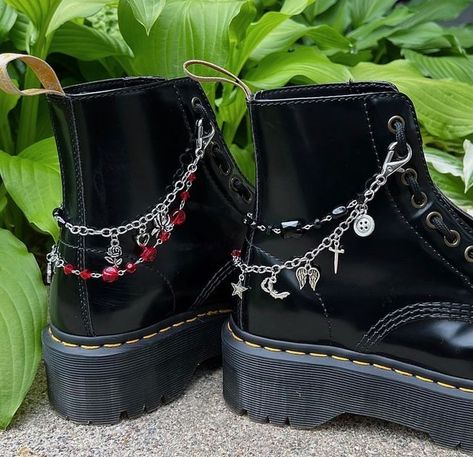 Doc Marten Chain, Dr Martens Accessories, Doc Marten Accessories, Boot Charms Docs, Shoe Chains Diy, Boot Chains Diy, Shoe Accessories Diy, Halloween Boots, Boot Chains