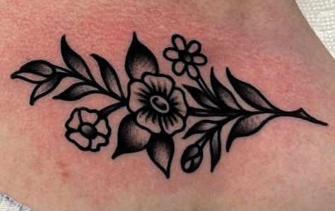 Traditional Style Vine Tattoo, Traditional Leaf Tattoo, Traditional Collar Bone Tattoo, Flower Vine Tattoos, Wreath Tattoo, Chain Tattoo, Idea Tattoo, Branch Tattoo, Tattoo Reference