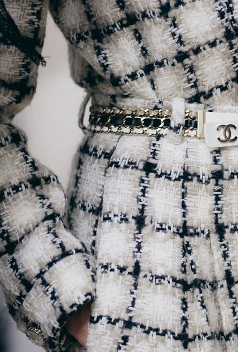 Chanel Winter Jacket, Chanel Outfit Winter, Chanel 2019 Fall Winter, Coco Chanel Fashion Outfits, Chanel Coats & Jackets, Chanel Coat Outfit, Chanel Textiles, Coco Chanel Jacket, Chanel Tweed Jacket Outfit