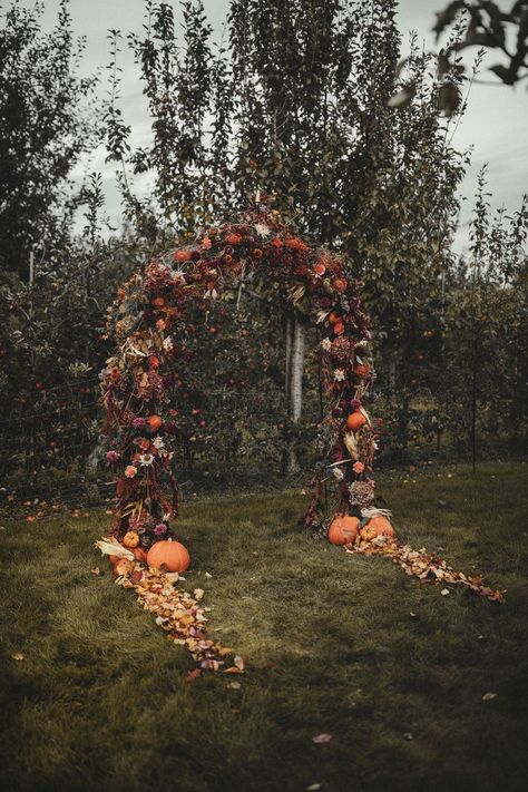 Fall Event Decor, Fall Foliage Wedding, Event Decor Ideas, Orange Wedding Themes, Fall Wedding Arches, Fall Wedding Venues, Fall Wedding Ceremony, Autumnal Wedding, Fall Wedding Photos