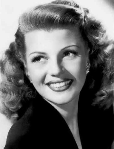 Rita Hayworth - ultimate in glamour and talent Rita Hayworth Movies, Oud Hollywood, Stars D'hollywood, 1940s Hairstyles, Classic Movie Stars, Humphrey Bogart, Hollywood Icons, Rita Hayworth, Actrices Hollywood