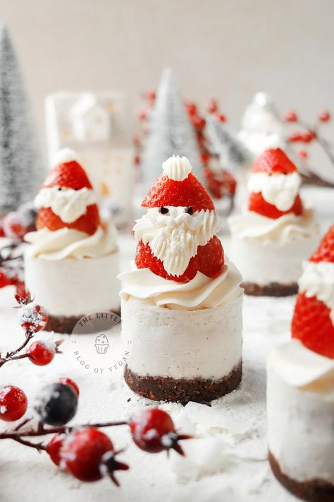 No-Bake Mini Santa Cheesecakes - The Little Blog Of Vegan Christmas Cheesecake Decoration, Christmas Wreath Dessert, Individual Christmas Desserts, Strawberry Santa, Christmas Cheesecake Recipes, Christmas Pastries, Christmas Cheesecake, Holiday Cupcakes, Buttery Biscuits