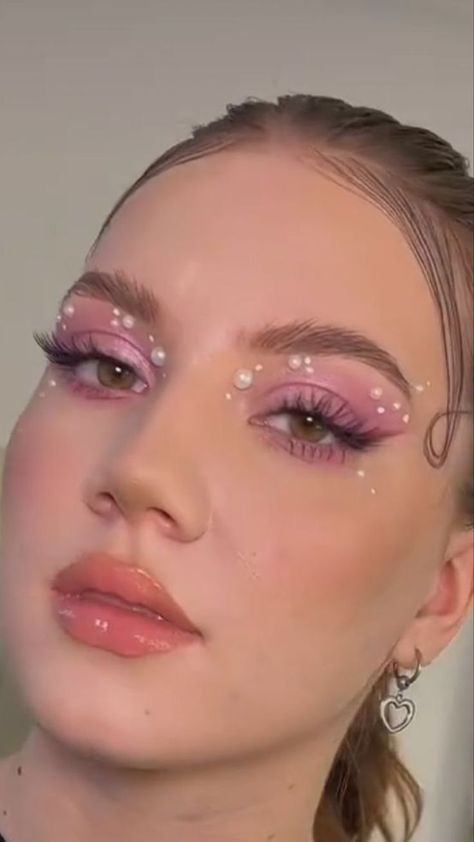 Pink Pearl Eye Makeup, Mermaid Makeup Pearls, Pearl Makeup Looks, Fairy Eye Makeup, Rosa Make-up, Pink Glitter Makeup, Pearl Makeup, Gem Makeup, Glitter Bar