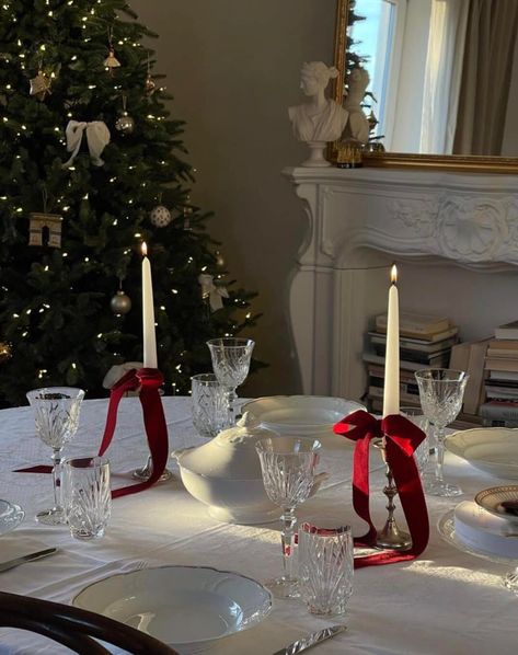 Bianca’s Lifestyle added a new photo. - Bianca’s Lifestyle Christmas Table Setting For Two, Cute Christmas Birthday Party Ideas, Christmas Decor Table Setting, Chic Holiday Party Decor, Christmas Table For 2, Over Table Christmas Decorations, Christmas Tree Decor Traditional, Christmas Dinner Round Table Settings, Holiday Party Work Ideas