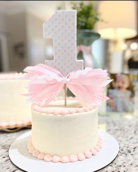 Classic pink Swiss is always a good idea!! Pink Baby Birthday Party, Pink Smash Cakes, Twin Cake Smash, Birthday Desert, Simple First Birthday, Pink First Birthday, Baby First Birthday Themes, White Birthday Cakes, Baby First Birthday Cake