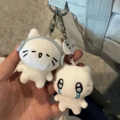 2.18US $ 18% OFF|Miniso Keychain Pendant Kawaii Chiikawa Hachiware Children Pupil Cartoon Anime Plush Doll School Bag Action Figure Attachment| |   - AliExpress Kitten Couple, Keychain Embroidery, Bee Bag, Embroidery Pendant, Cat Crying, Doll Cartoon, Cute Headphones, Kawaii Backpack, Cat Couple