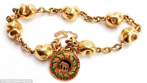 The bracelet was a gift from King Rama VI, the grandson of the monarch who supposedly was the inspiration of the story, turned musical  1956 film, The King and I The King And I, The Monarch, 100 Years Ago, Jewelry Picture, The King, 100 Years, To Sell, Dancer, Gold Bracelet