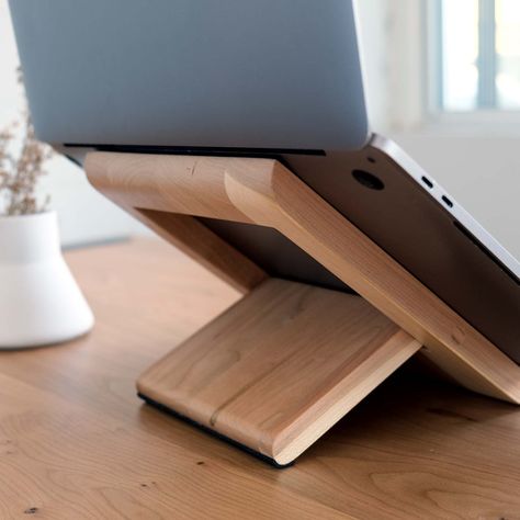 Diy Laptop Stand, Laptop Stand Wood, Wooden Laptop Stand, Diy Laptop, Iphone Stand, Laptop Table, Laptop Desk, Desk Shelves, Laptop Stand