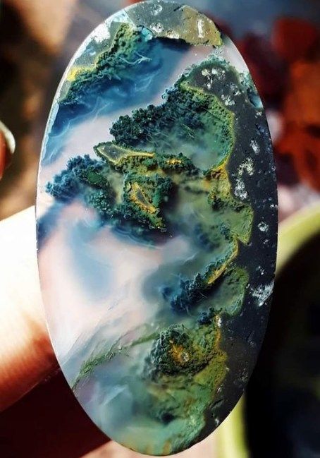 Marveling at the scenic beauty of Moss Agate! 🌿💎 This gem earns its name from the mesmerizing colors and patterns formed by mineral growths within the silicates. #MossAgate #GemstoneBeauty #NaturalPatterns 🌿✨ Agate Rocks, Geology Rocks, Colors And Patterns, Pretty Rocks, Cool Rocks, Beautiful Rocks, Scenic Beauty, Mineral Stone, Minerals And Gemstones