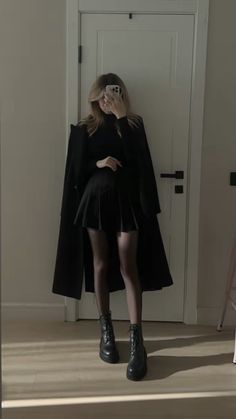 Dark Glamour Outfit, Outfit Inspo Autumn 2024, Mysterious Aesthetic Outfit, Black Boots Outfit Aesthetic, Dark Winter Aesthetic Outfits, Trendy Autumn Outfits 2024, Casual Dark Outfit, Dark Preppy Outfits, Dark Classy Aesthetic Outfits