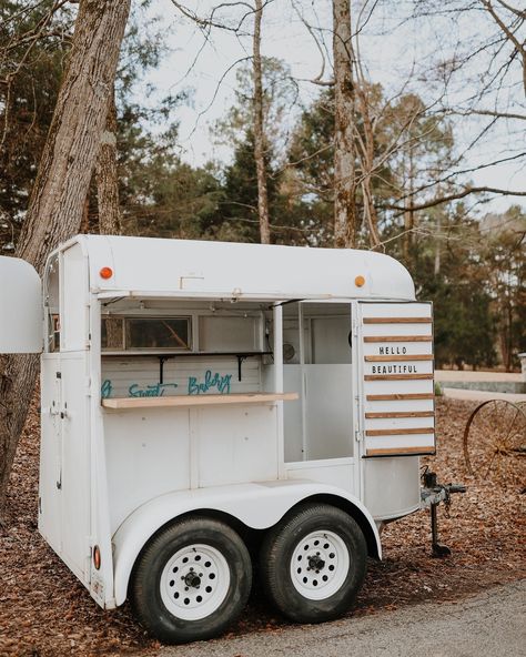 Are you planning a wedding, event, or special occasion? ️ Look no further than Lucille, the first mobile bakery trailer in North Georgia! She has been a staple in the area for almost 5 years! Lucille specializes in serving delicious custom treats for any celebration. From cupcakes and cookies to wedding cakes and pastries, we have something to satisfy every sweet tooth. She will make your wedding or special occasion unique. Here's what makes Lucille special: Delicious, made-from-scratch ... Popup Bakery Ideas, Pastry Truck, Bakery Trailer, Bakery Truck, Mobile Bakery, Custom Treats, Dream Porch, Online Bakery, Cakes And Pastries