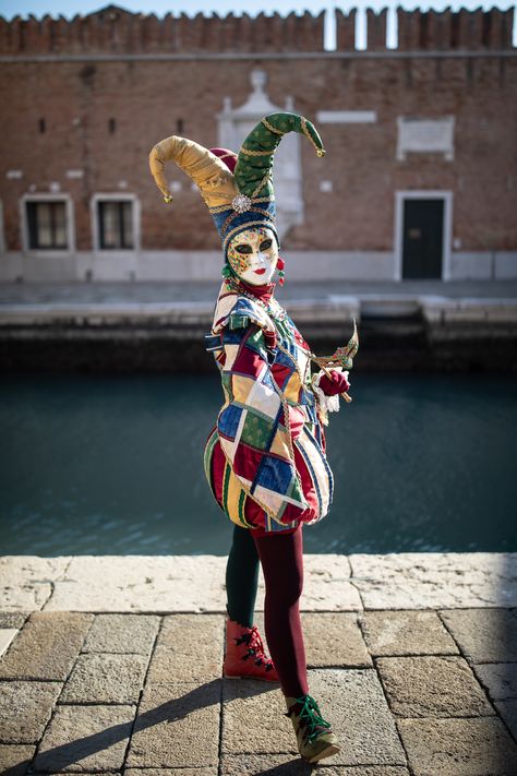 Venetian Costumes Carnival Of Venice, Mardi Gras Costume Ideas, Venice Photo Ideas, Venetian Carnival Costume, Venetian Jester, Venice Photoshoot, Italian Event, Carnival Photoshoot, Aesthetic Venice