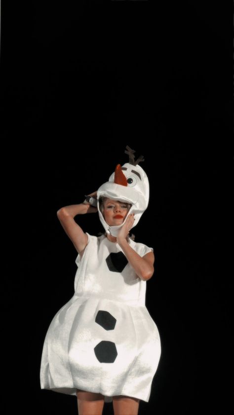 Taylor Swift Olaf Costume, Swiftmas Wallpaper, Taylor Swift Olaf, Olaf Costume, Taylor Swift Christmas, Christmas Playlist, Taylor Smith, Preppy Christmas, Taylor Swift Cute