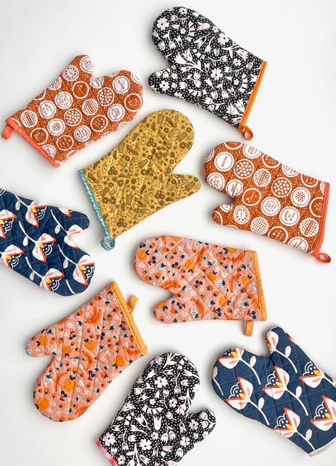 VIDEO: OVEN MITT + FREE PATTERN - MADE EVERYDAY Oven Gloves Pattern, Potholder Patterns Free, Quilted Potholder Pattern, Sewing Christmas Gifts, Sewing Machine Projects, Cute Sewing Projects, Potholder Patterns, Quilted Gifts, Baby Sewing Patterns