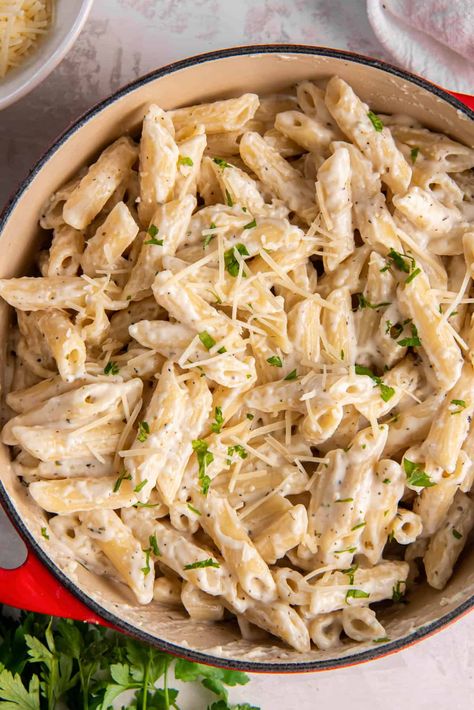 This easy Alfredo Penne Pasta comes together in just a few steps in less than 20 minutes! Serve the creamy pasta on its own or with protein. Penne Alfredo Pasta Recipes, Creamy Chicken Penne Pasta, Pancetta Alfredo Pasta, Easy Pasta Recipes White Sauce, Long Pasta, Alfredo Penne Pasta, Penne Alfredo Pasta, Pasta Chicken Alfredo, Pesto Alfredo Sauce