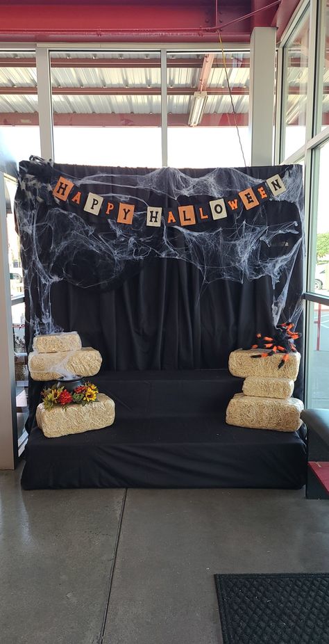 Halloween Party Booth Ideas, Easy Halloween Photo Booth, Halloween Party Picture Wall Ideas, Photo Booth For Halloween, Halloween Carnival Photo Backdrop, Photo Booth Ideas Halloween, Halloween Party Selfie Station, Halloween Photo Booth Backdrop Diy, Halloween Decorations Photo Backdrop